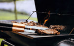 Burgers et steak sur le grill barbecue